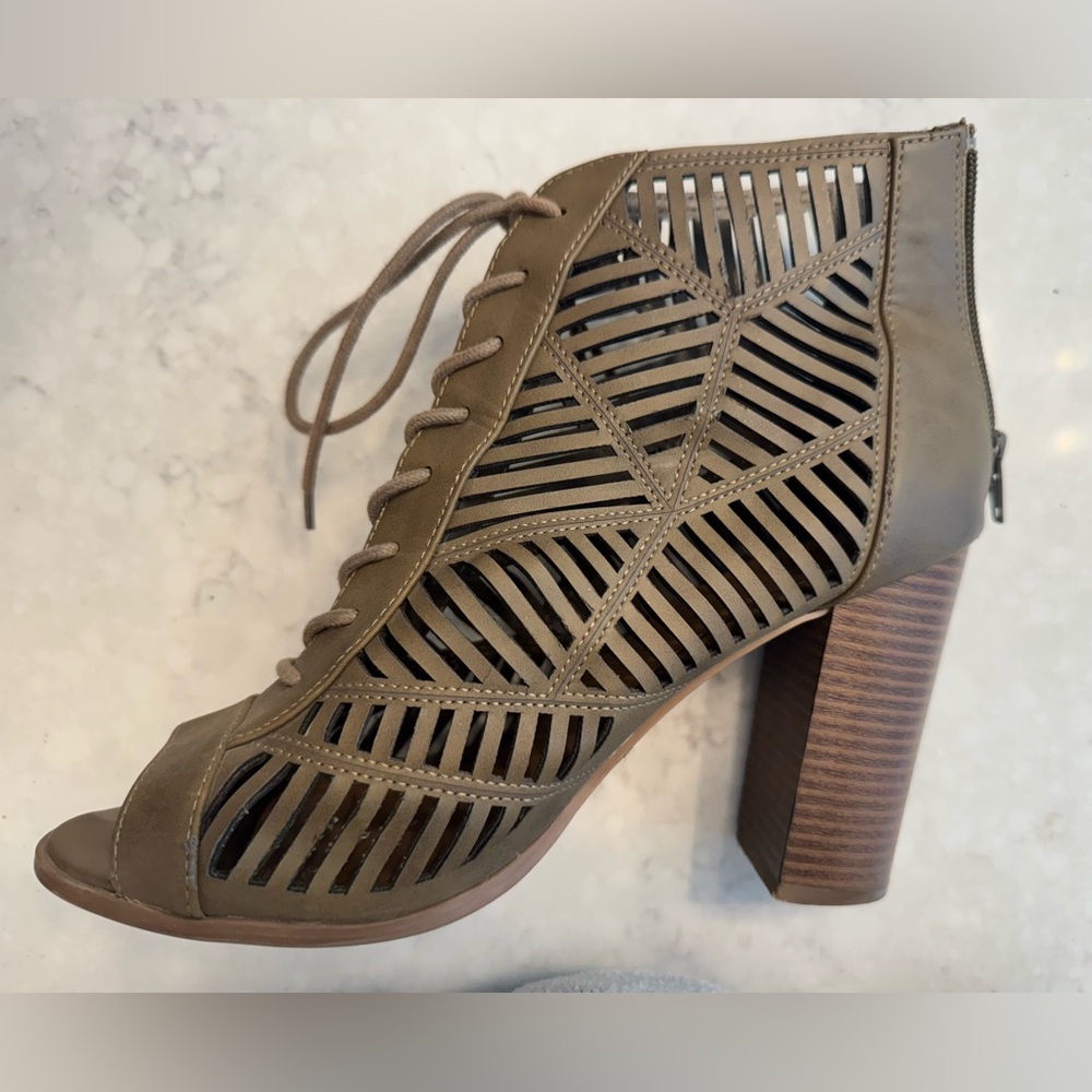 Olive Cutout Lace-Up Heeled Booties, sz. 9